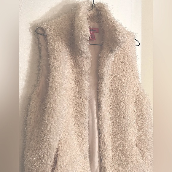 Betsey Johnson Faux Fur Off White Vest .Front Hook Eye Close and Pockets. Size M - Picture 3 of 13
